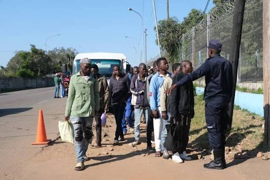 Xenofobia volta a expulsar moçambicanos da África do Sul: número de repatriados ultrapassa os 700